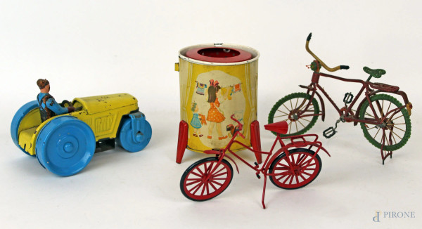 Lotto composto da un trattore ed una scatolina in latta e due modellini di biciclette, altezza max cm 12, (difetti).