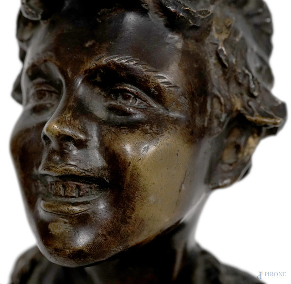 Busto di scugnizzo, bronzo su base lignea, XX secolo, altezza cm 29, (difetti)