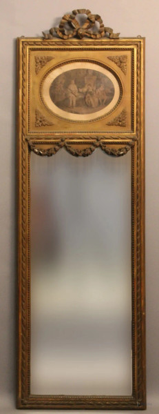 Specchiera di linea rettangolare in legno dorato e laccato con medaglione centrale con stampa a soggetto di figure, h. 185x58 cm, primi 900.