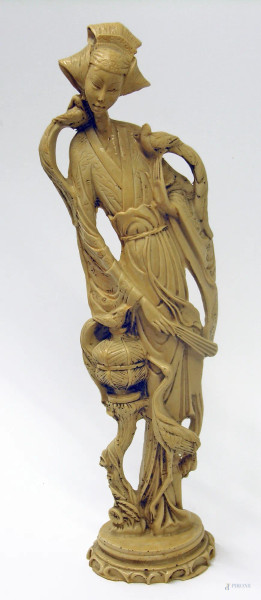 Scultura cinese raffigurante gheisa realizzata in avoriolina, altezza cm 50, produzione anni ‘50,
