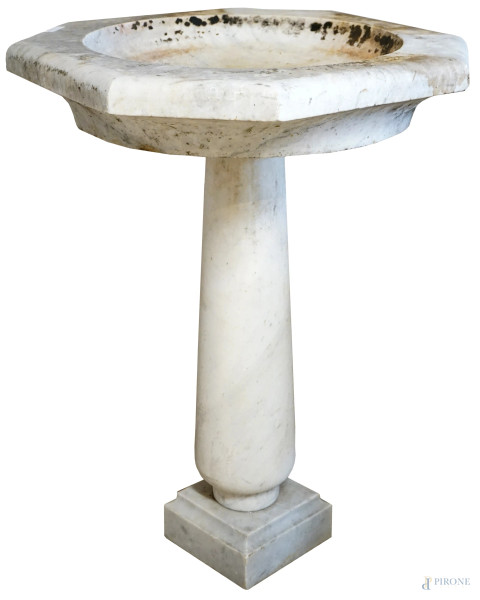 Grande acquasantiera in marmo bianco, con vasca di linea ottagonale, colonna rastremata, base quadrangolare modanata, cm h 130 circa, (difetti).