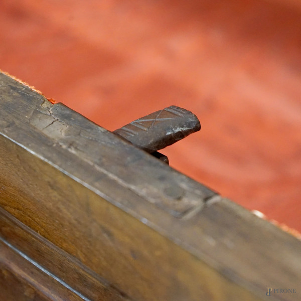 Credenza in legno di noce intagliato, a doppia anta e interno a doppio ripiano, con piano biparti...