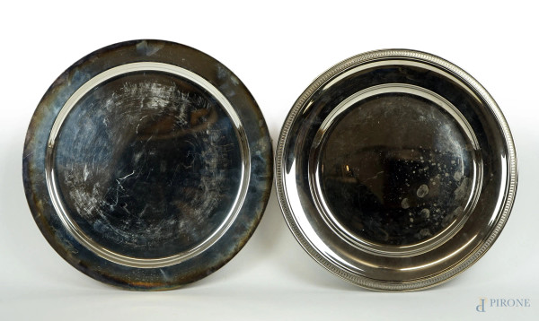 Lotto di due vassoi di linea circolare in metallo argentato, diam. max cm 31,5, XX secolo