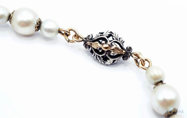 Girocollo in oro 18 Kt, argento, perle e brillantini, lunghezza cm 42,5, peso gr. 33 (mancanze)