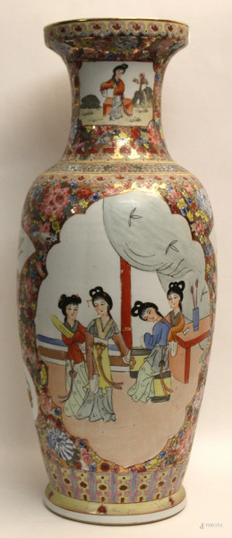 Vaso in porcellana, a tutto decoro floreale e figure, marcato arte orientale, H. 60 cm.