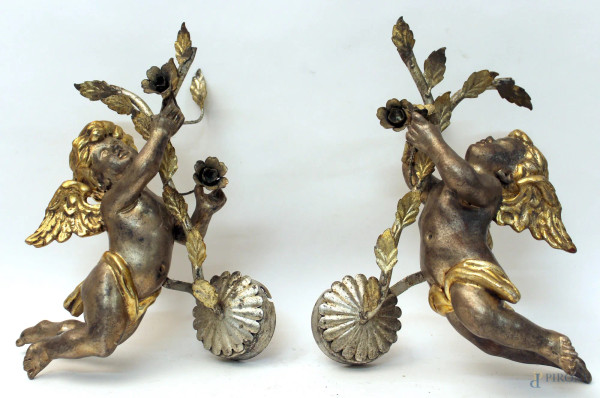 Coppia portaceri ad appliques a forma di putti in legno argentato e dorato, H 33 cm.