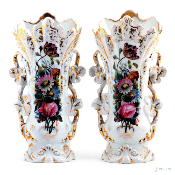 Coppia di vasi Luigi Filippo in porcellana bianca e oro decorati a motivi floreali, XIX secolo, altezza cm 40, (segni di usura, perdita di doratura)