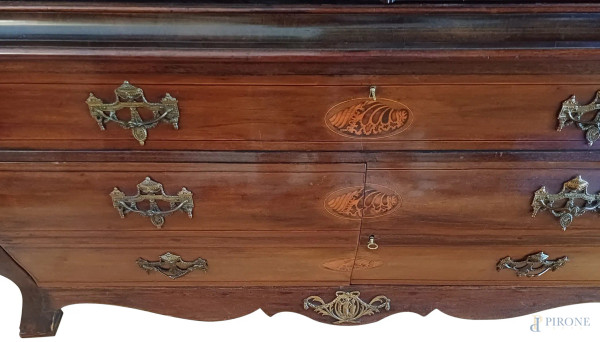 Trumeau in legno intarsiato del XIX secolo, cornice di linea spezzata, fronte a due ante, un cass...