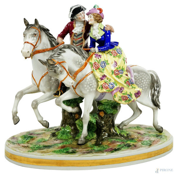 Dama ed ufficiale a cavallo, gruppo in porcellana policroma Capodimonte, cm 30x34x22, marcato sotto la base, (difetti)