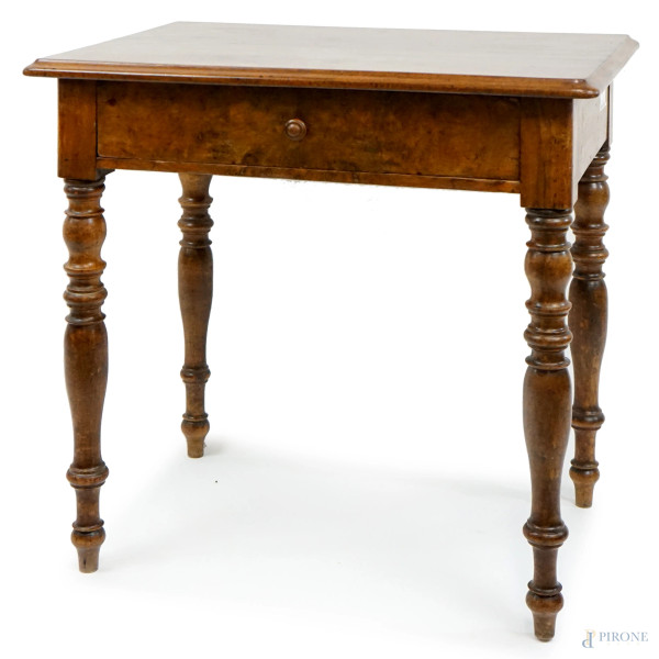 Tavolo scrittoio in legno impiallacciato, fine XIX-inizi XX secolo, piano di linea rettangolare, fronte ad un cassetto, poggiante su quattro gambe tornite, cm h 69,5x47,5x75 circa, (difetti).