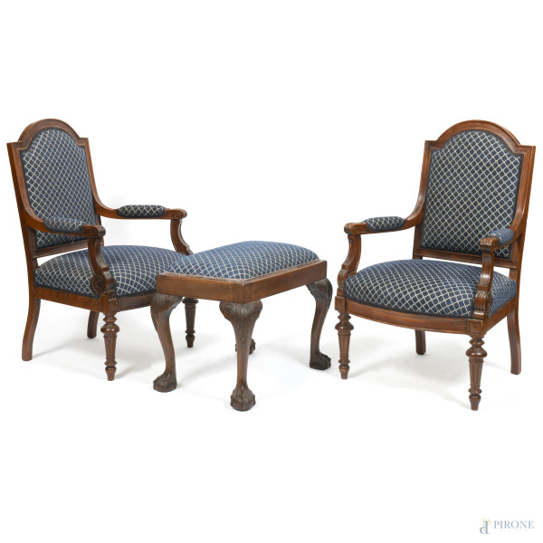 Lotto composto da due poltrone e una panchetta con struttura in legno. Sedute e schienali imbottiti e rivestiti in tessuto blu e panna, XX secolo, misure massime cm 99x64x57,5, (segni di usura, difetti)
