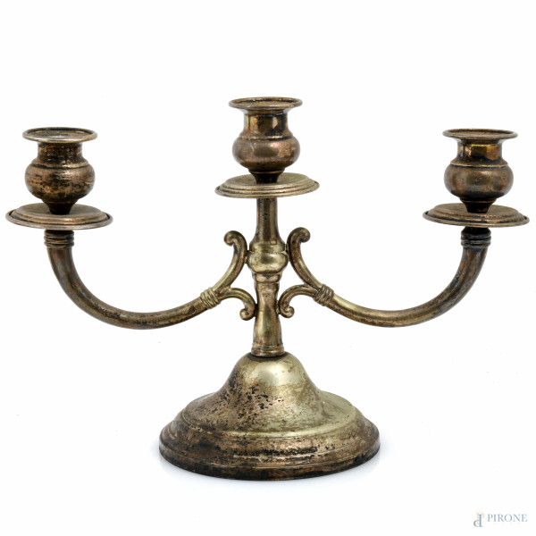 Candelabro a tre luci in argento, XX secolo, cm 19,5x27,5, peso lordo gr  350