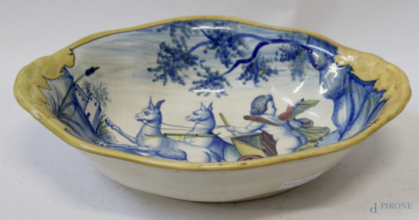 Centrotavola in maiolica Gualdo Tadino a soggetto di putto alato con carro, h.32 x 25 cm.