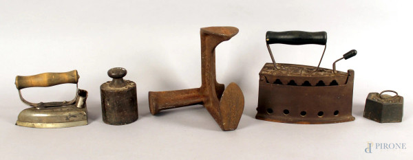 Lotto composto da due antichi ferri da stiro, due pesi da bilancia e uno strumento da calzolaio, altezza 19 cm.