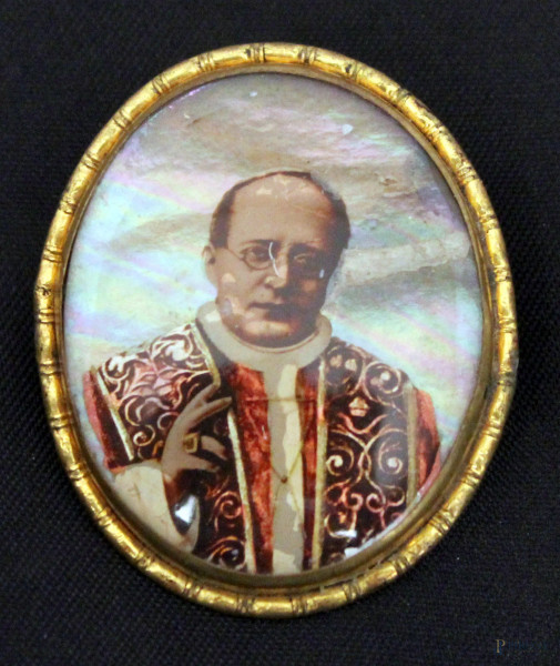 Spilla raffigurante Papa Pio XI, altezza 3,5 cm.