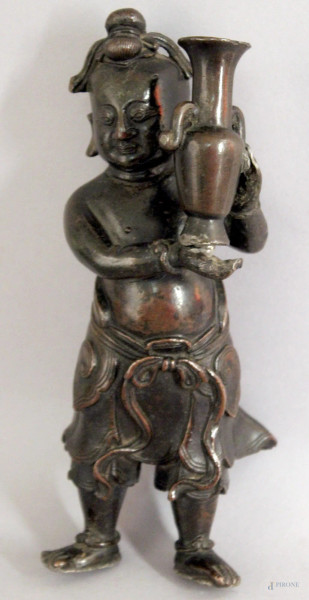 Figura con vaso, scultura in bronzo, altezza 25 cm, Cina Dinastia Ming XVIII sec, (difetti).