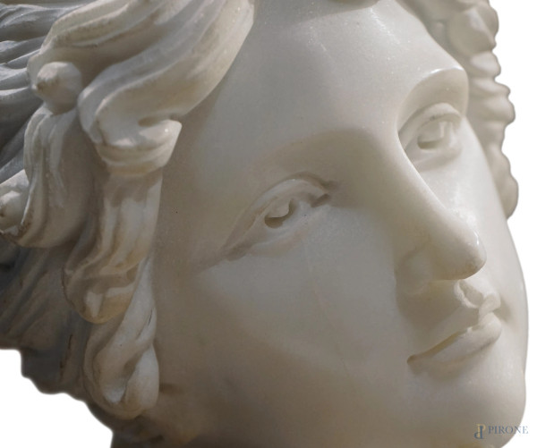 Coppia di sculture in marmo e alabastro rappresentanti due figure allegoriche femminili, basi in ...