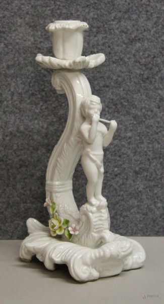 Candelabro ad una luce in porcellana chiara a soggetto di fanciullo con flauto, primi 900 marcato Bassano, h. 25 cm.