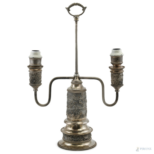 Lampada da tavolo a due luci con struttura in argento 800/000 cesellato a volute vegetali, cm 46x32, peso lordo complessivo gr 1190, (segni di usura, difetti, da revisionare)
