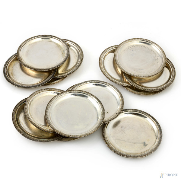 Lotto di 15 sottobicchieri in argento 800/000, XX secolo, diametro cm 9,5, peso complessivo gr 480