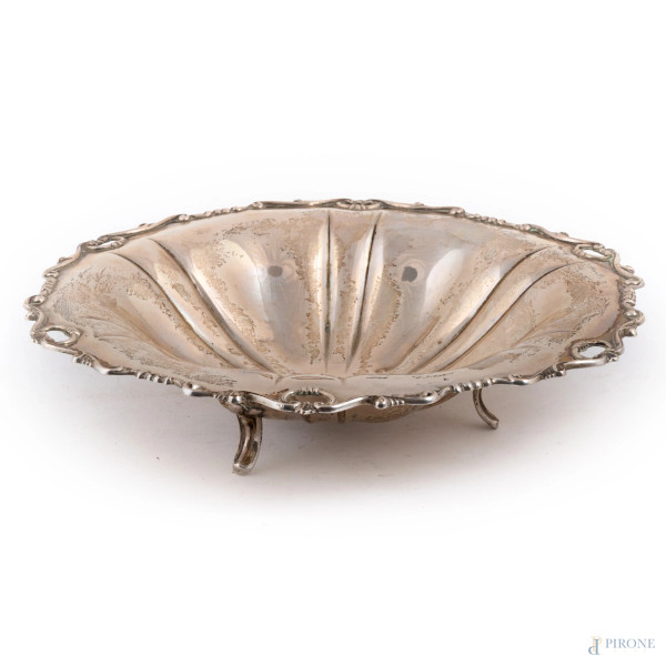 Centrotavola in argento 800/000 cesellato e sbalzato poggiante su tre piedini, cm 6x24, peso gr 170