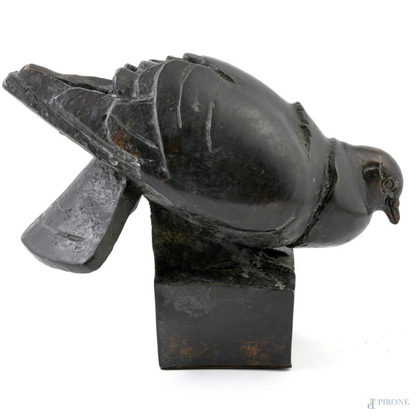 Ennio Tomai, (1893-1969), Piccione, scultura in bronzo, cm 22x31x17 circa, firmato alla base (segni di usura, scalfiture della patina)