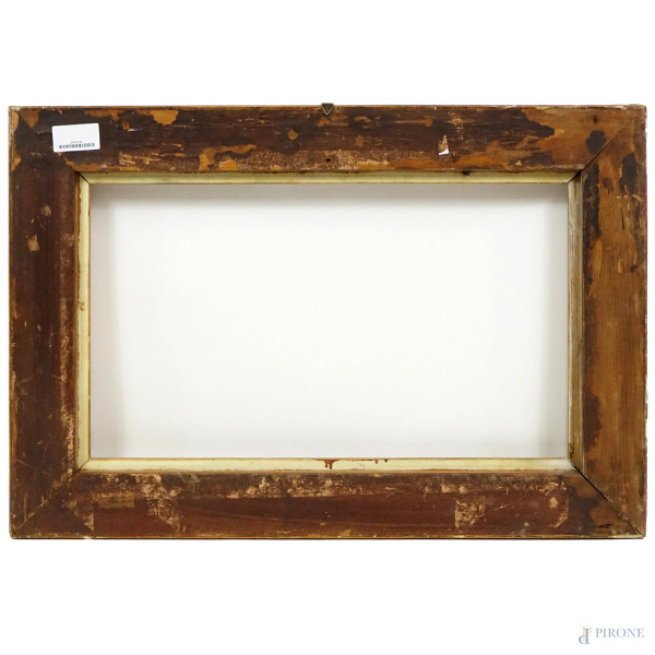 Cornice in legno, stucco e lamina dorata, XX secolo, ingombro cm 54x80, battente cm 37x62