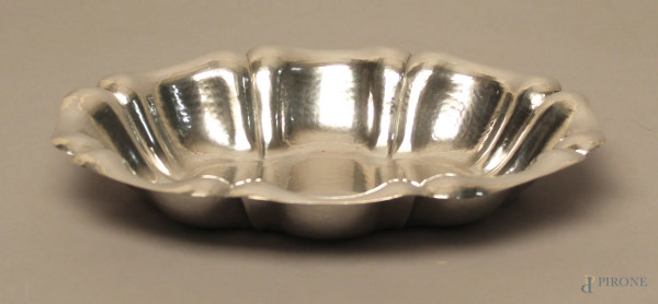 Centrotavola di linea ovale in argento martellato, cm 29x22, gr. 305.