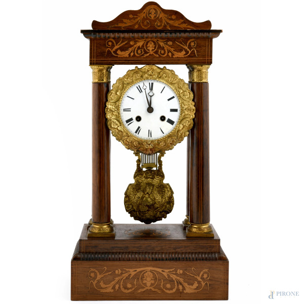 Orologio da tavolo in legno scolpito e intarsiato con pendola inserti in metallo dorato e quadrante circolare con numeri romani, cm 46,5x24,5x14, (da revisionare)