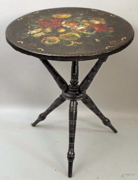 Tavolinetto di linea tonda con piano a lavagna dipinta a soggetto di fiori, h. 54x56 cm