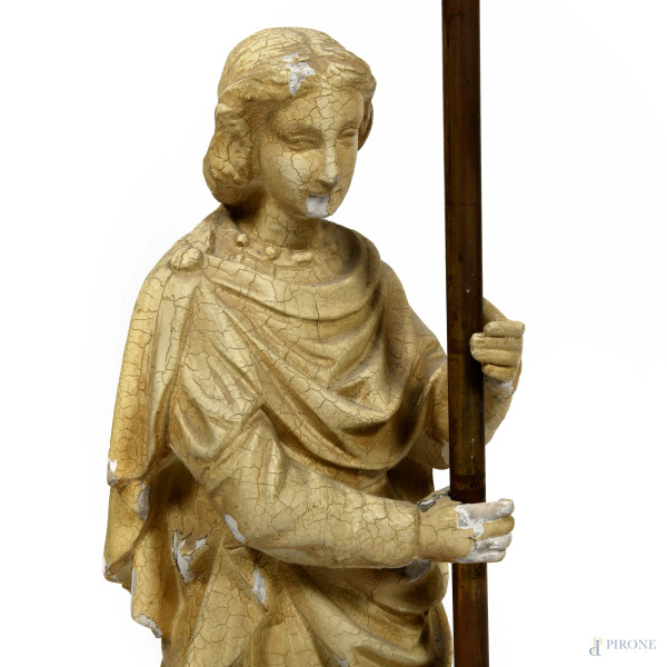 Coppia di angeli in legno e stucco dipinto sorreggenti lampade a 6 luci in bronzo dorato, XX seco...