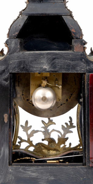 Pendola da tavolo con cassa in legno impiallacciato con inserti in bronzo cesellato a motivi vege...