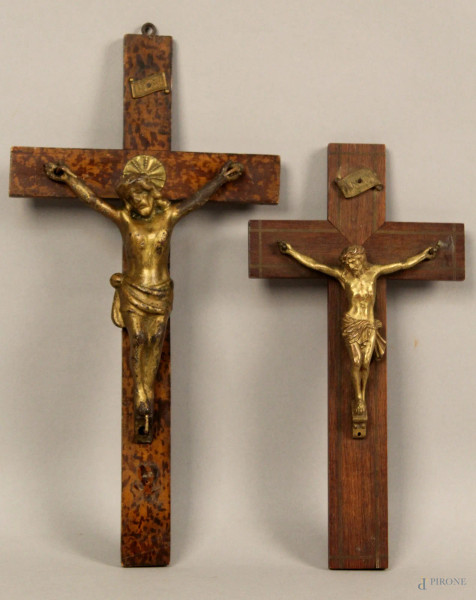 Lotto composto da due Cristi in bronzo e metallo con croci in legno, h. max 31 cm, primi 900.