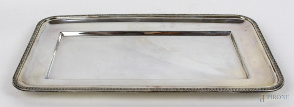 Vassoio di linea rettangolare in argento con bordo a palmette, cm.38,5x22,5, peso gr. 770