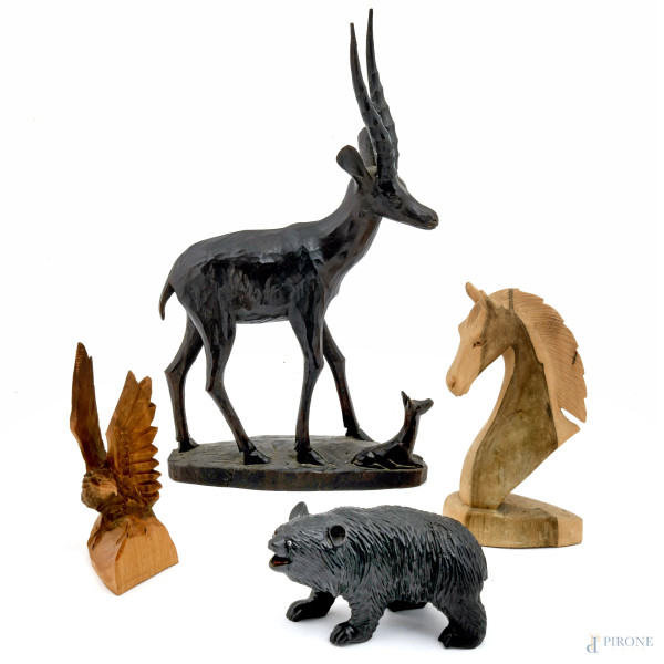 Lotto composto quattro sculture in legno raffiguranti animali, XX secolo, misura massima altezza cm 31