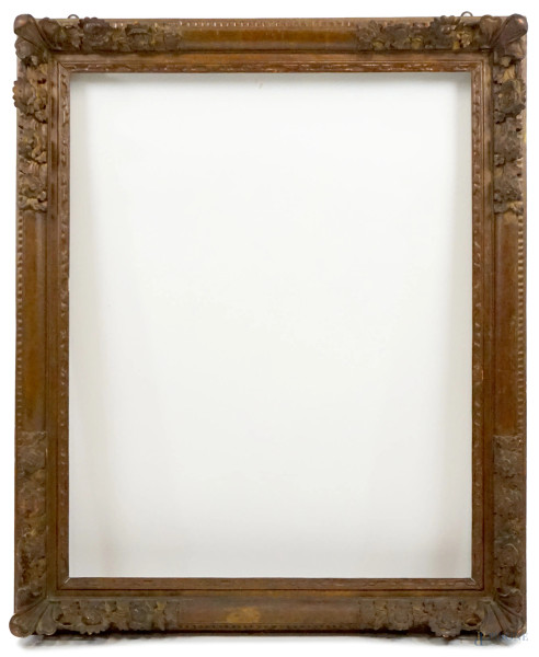 Cornice in legno intagliato, angoli con decori a cadute, inizi XX secolo, misure ingombro cm 123,5x103, misure luce cm 103,5x83, (difetti)