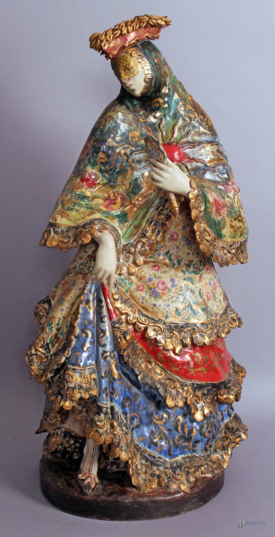 Eugenio Pattarino - Figura in maschera, scultura in maiolica smaltata e dipinta, altezza 63 cm.
