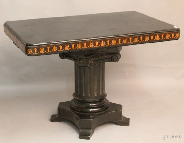 Tavolino da salotto di linea rettangolare in legno ebanizzato, con fascia decorata, poggiante su colonna  scanalata a quattro piedini, XIX sec., H. 69x96x62.