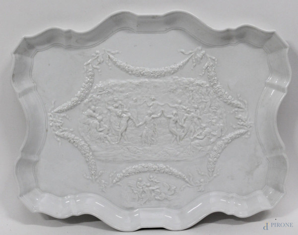 Vassoio in porcellana bianca a motivo di personaggi danzanti, marcata Ginori, lung. 38 cm.