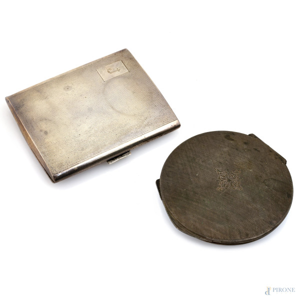 Lotto di portasigarette e portacipria in argento, XX secolo, misure massime cm 7,5x7, peso gr 145