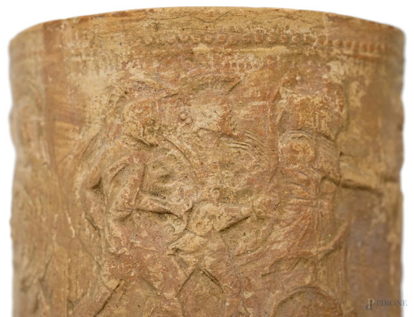 Lotto composto da un vaso biansato in ceramica smaltata, ed un vassetto in ceramica con bassorile...