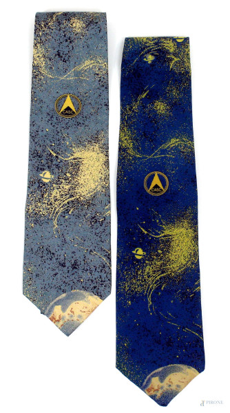 China Aereospace Corporation, lotto di due cravatte in seta a fantasie diverse.