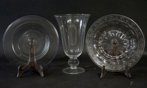 Lotto composto da un vaso e due piatti in vetro, misure max cm 25x16