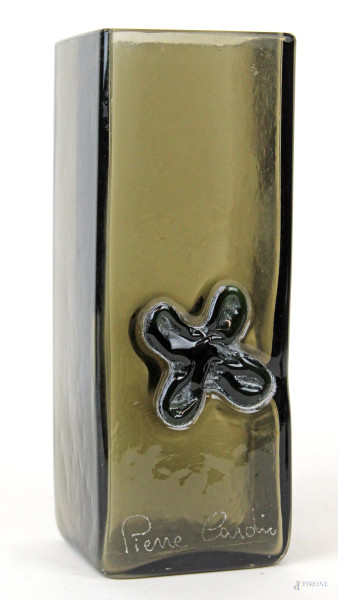 Venini - Pierre Cardin, vaso a sezione quadrata in vetro fumé con decoro di foglia impresso,  cm h 19, XX secolo.