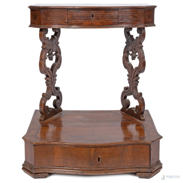 Inginocchiatoio in legno intarsiato in varie essenze e filettature in bosso. Gambe riccamente intagliate. XIX secolo, cm 87,5x75x57, (graffi, scalfiture, segni di usura)