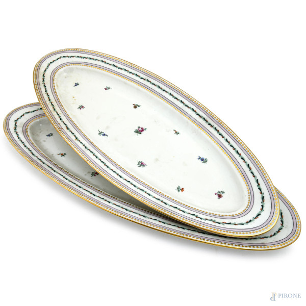Coppia di grandi fiamminghe in porcellana decorata in policromia a motivi floreali e rifiniture in oro, XIX secolo, cm 63x24,5, (difetti)