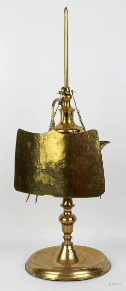 Lampada fiorentina in metallo dorato, coppa portaolio a quattro beccucci, fusto tornito, base circolare, altezza cm 63, XX secolo