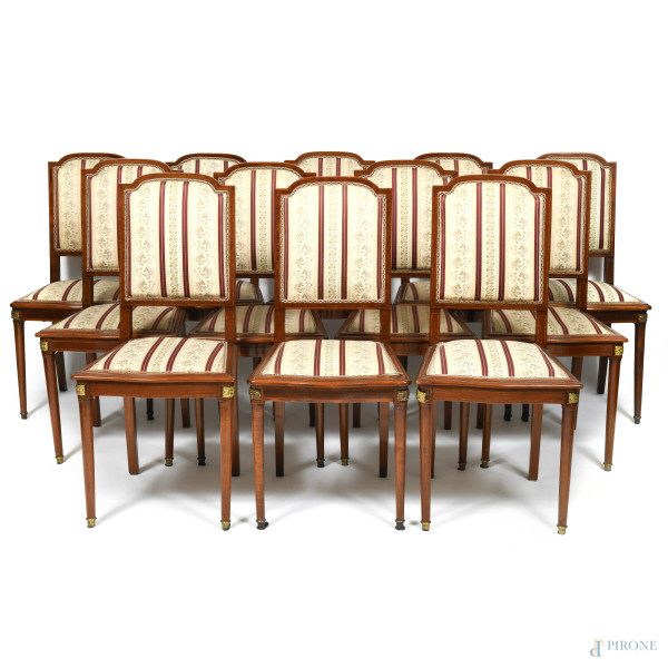 Lotto di dodici sedie in legno impiallacciato con sedutae e schienali imbottiti e rivestiti in tessuto a motivi floreali, XX secolo, cm 95,5x45,5x45,5, (segni di usura, scalfiture, rotture, difetti)