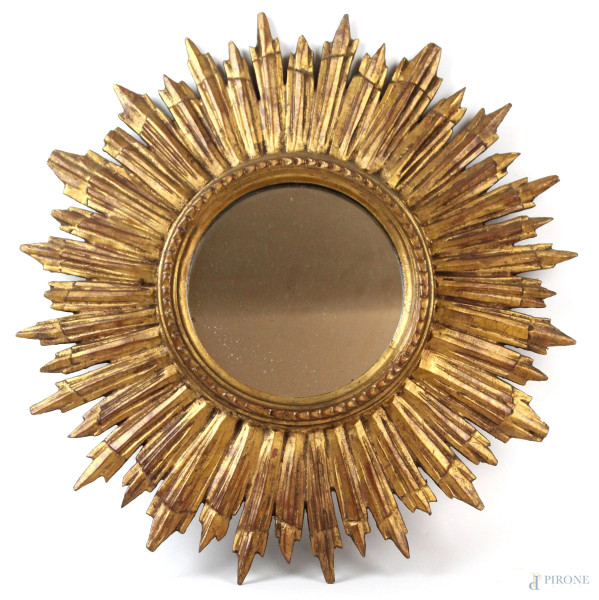 Specchiera a raggiera in legno intagliato e dorato, inizi XX secolo, diametro cm 50.