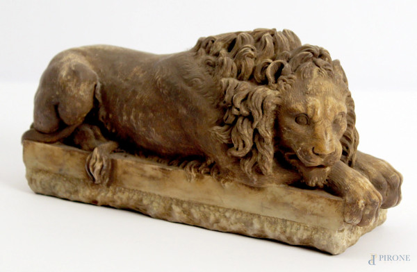 Leone, scultura in marmo, fine XIX sec, (piccolo difetto sulla coda), h. 16x30 cm